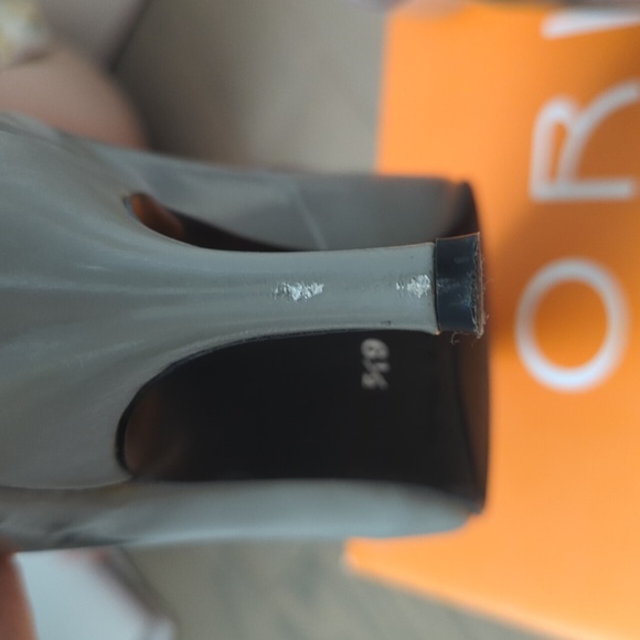 Greige ribbon trimmed pumps size 6.5 - Picture 12 of 12